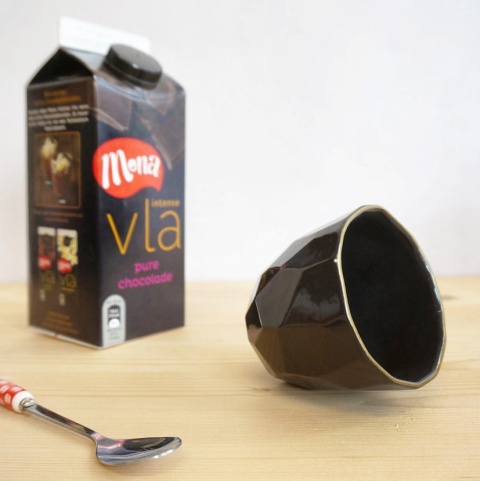 Recently we made a limited black poligon cup with golden rim, for #monatoetje #limited #intense #vla #frieslandcampina #promo #studiolorier