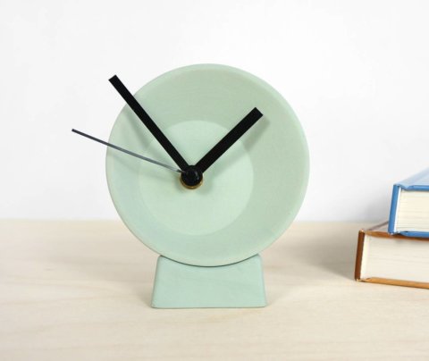 Time for another project: the off-center. A small clock that sits on your desk or to hang on the wall, as the base can be separated