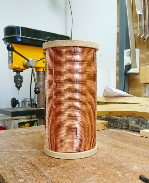 Experiment for a newly shaped table lamp in braided copper wire. What do you think?