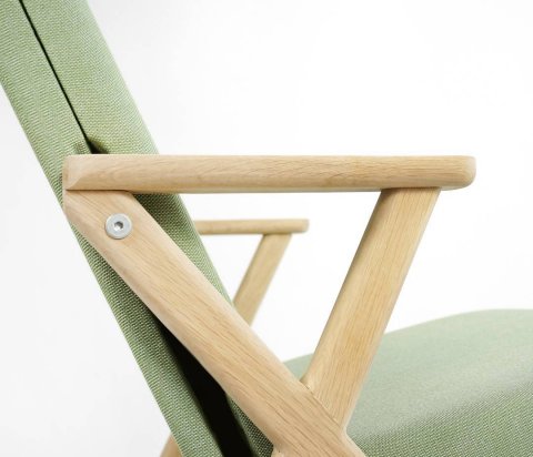 Detailled view of the armrests, handcrafted in solid oak @frankiemagazine @boredpanda