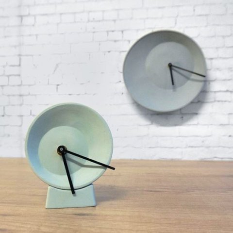 Off center wall- and desk clock