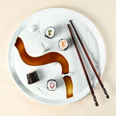 Top view of the London City Plate, with sushi. Now available on Kickstarter 💥