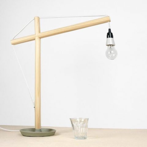 This desk lamp represents the shape of a construction crane. Made of wood and with a ceramic base