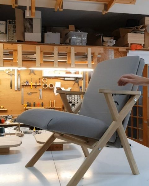 Once again. Changing from lounge position to desk chair. Fully automatic with integrated piston