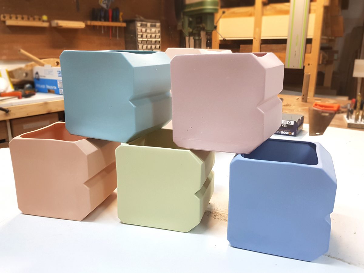 Bouwkeet logo in keramiek bloempot custom made opmaat keramiek op maat 4×3