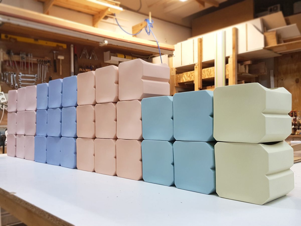 Bouwkeet logo in keramiek kleuren bloempot custom made opmaat keramiek op maat 4×3