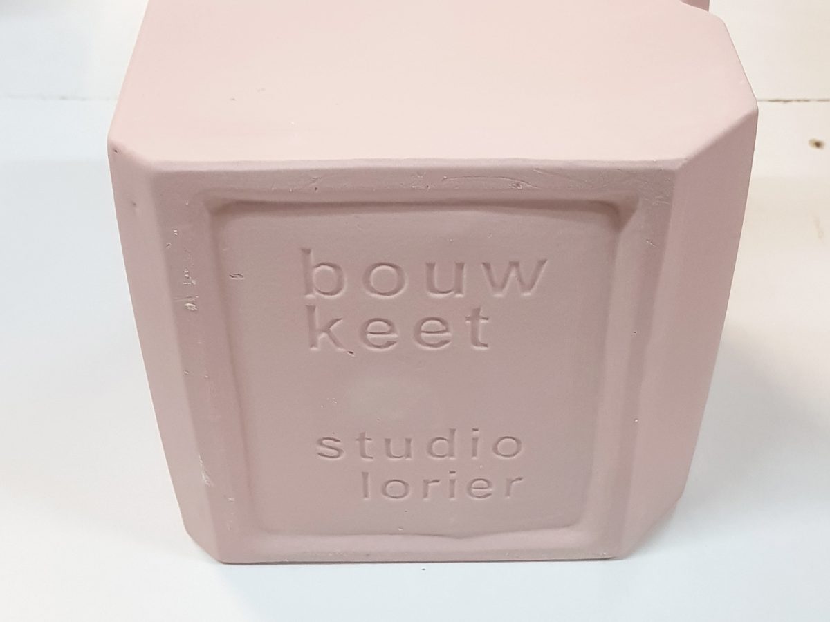Bouwkeet logo onderkant in keramiek bloempot custom made opmaat keramiek op maat 4×3