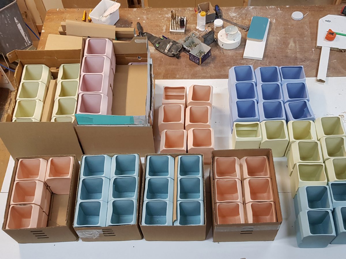 Bouwkeet logo productie in keramiek bloempot custom made opmaat keramiek op maat 4×3
